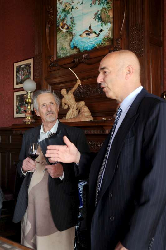 Barry listens while Bruno Borie explains how Ducru Beaucaillou made the most of the vintage.