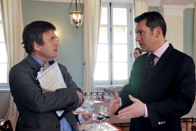 Stephen and Nicolas Glumineau discuss the vintage in Saint-Estephe.