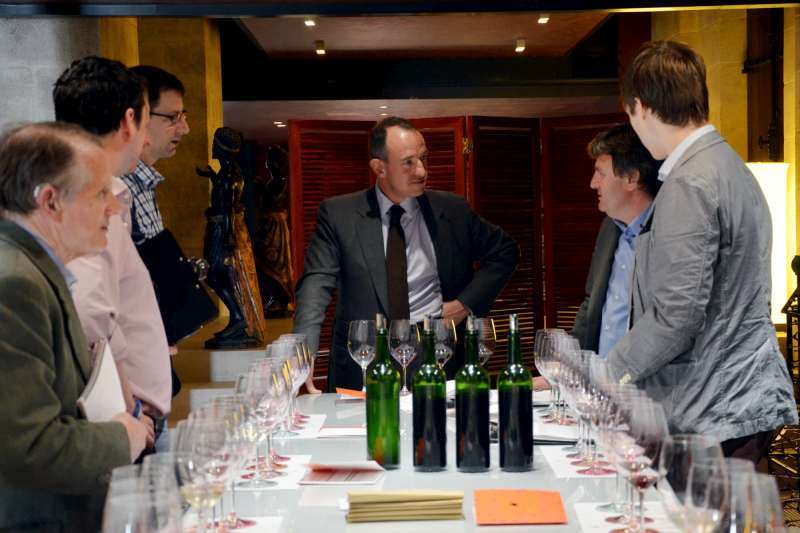 Jean-Guillaume Prats discusses his wines with Stephen and Thomas...