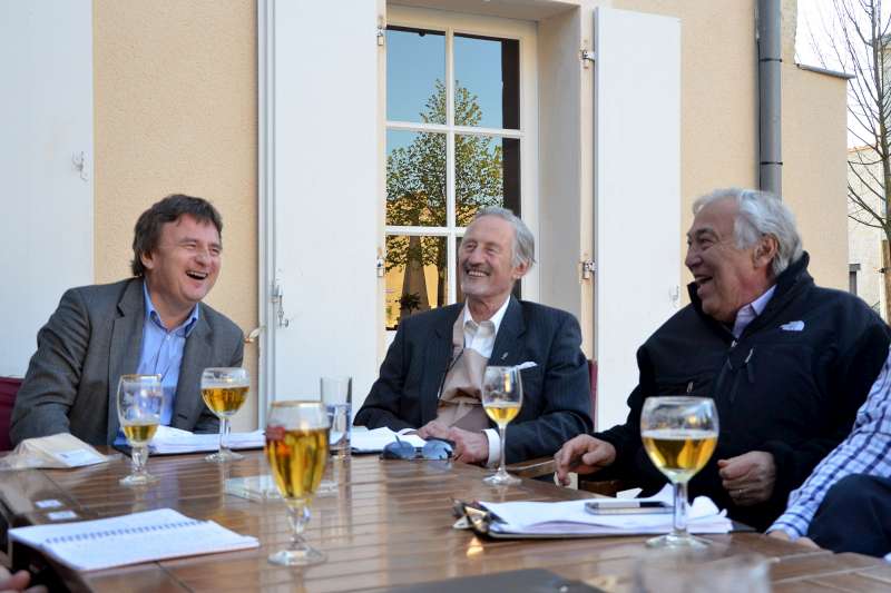 Work done, it's beer o'clock. Stephen and Barry share a drink (and a laugh) with the great Jean-Michel Cazes. 